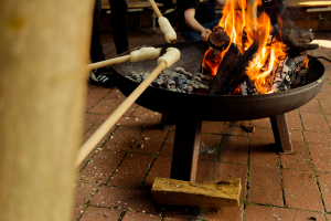 Stockbrot am Feuer